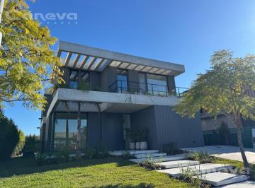 Casa · 270m² · 6 Ambientes · Casa en Los Castaños