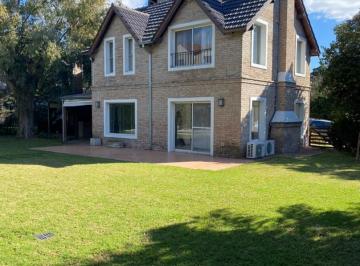 Casa · 256m² · 5 Ambientes · 2 Cocheras · Casa en Venta Ubicado en Senderos 1, Pilar, G. B. a. Zona Norte