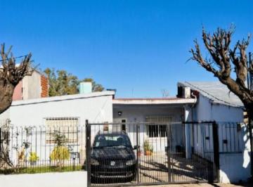 Casa · 110m² · 4 Ambientes · 1 Cochera · Venta Casa 4 Ambientes con Cochera y Fondo Libre | Zona Plaza Bujan / Unm