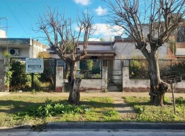 Casa · 300m² · 2 Ambientes · 1 Cochera · Casa en Terreno Propio a Refaccionar. Villa Tesei Hurlingham