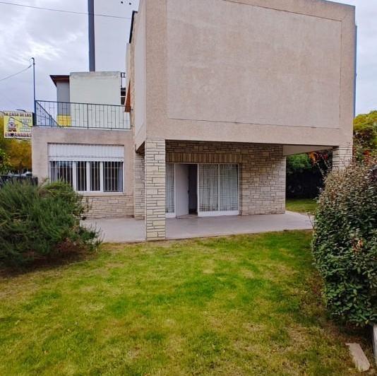 Casa · 190m² · 5 Ambientes · 1 Cochera