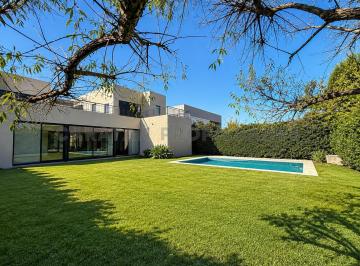 Casa · 370m² · 6 Ambientes · 2 Cocheras · Casa en Venta - Barrio San Sebastian