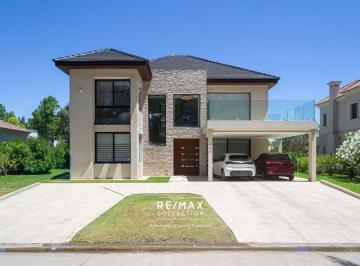 Casa · 335m² · 6 Ambientes · 2 Cocheras · Casa en Venta 6 Ambientes Saint Thomas Este Oeste