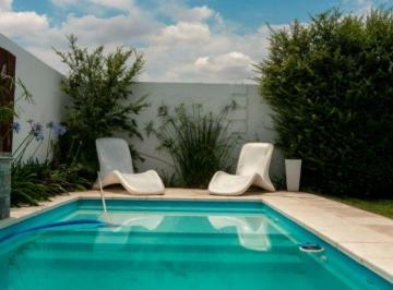 Casa de 7 ambientes, Monte Cristo · Casa de 297 m² con 4 Dorm. en Venta en Monte Cristo