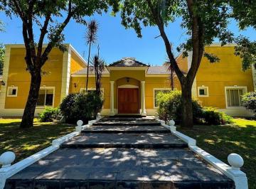Casa · 223m² · 5 Ambientes · 2 Cocheras · Casa en Fincas de San Vicente Chacras