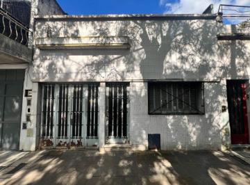 Casa · 94m² · 3 Ambientes · 1 Cochera · Venta Casa a Refaccionar - Lote Propio 109 m²