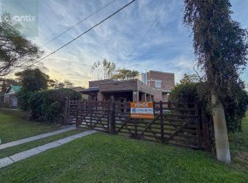 Casa · 213m² · 5 Ambientes · 1 Cochera · Casa Moderna con Piscina y Quincho en Barrio Belgrano