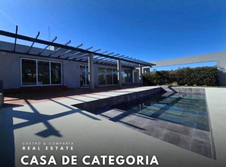 Casa · 257m² · 8 Ambientes · 1 Cochera
