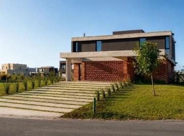 Casa · 215m² · 5 Ambientes · 6 Cocheras · Casa en Venta en El Naudir, Escobar, G. B. a. Zona Norte
