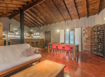 Casa · 139m² · 4 Ambientes · Casa Quinta 4 Ambientes en Venta |4490 m Totales| Quincho| Galería| Piscina La Plata.