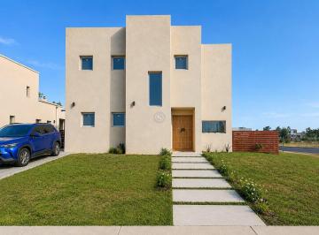 Casa · 141m² · 5 Ambientes · 2 Cocheras · Casa en Venta en Santa Lucia, Pilar del Este, Pilar