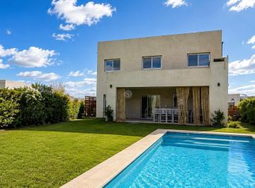 Casa · 141m² · 5 Ambientes · 2 Cocheras · Casa en Venta en Santa Lucia, Pilar del Este, Pilar