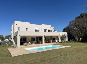 Casa · 350m² · 6 Ambientes · 2 Cocheras · Casa en Capital