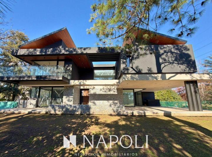 Casa · 520m² · 7 Ambientes · 4 Cocheras