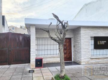 Casa · 155m² · 4 Ambientes · 10 Cocheras · Casa con Gran Potencial en Barrio San Cayetano, Mar del Plata