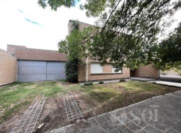 Casa · 160m² · 5 Ambientes · 2 Cocheras · En Alquiler Casa 3 Dorm. - B° Manzanar - Cipolletti