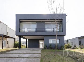Casa · 299m² · 4 Ambientes · 2 Cocheras · Venta Casa en Piuertos con Pileta/jardin/parrilla
