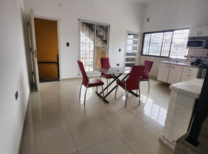 Casa en alquiler en Lisandro de la Torre · 3 ambientes