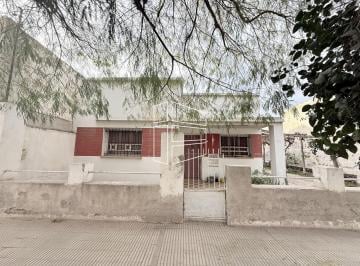 Casa · 73m² · 4 Ambientes · 2 Cocheras · Venta - Propiedad a Remodelar en Barrio Bagliani - C125