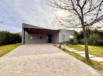 Casa · 141m² · 4 Ambientes · 4 Cocheras · Casa en Venta 4 Ambientes en Barrio Puertos - El Canton