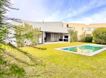 Casa · 165m² · 4 Ambientes · 4 Cocheras · Casa en Venta 4 Ambientes en Barrio Puertos - El Canton
