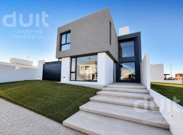Casa · 162m² · 5 Ambientes · 2 Cocheras · Casa en Rincones de Manantiales
