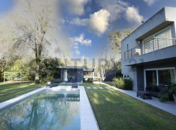 Casa · 202m² · 4 Ambientes · 2 Cocheras · Casa en Venta en Villa Elisa de Categoría con Parque y Pileta