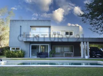 Casa · 202m² · 4 Ambientes · 2 Cocheras · Venta Casa de Categoría con Gran Parque, Piscina Climatizada y Sum en Villa Elisa