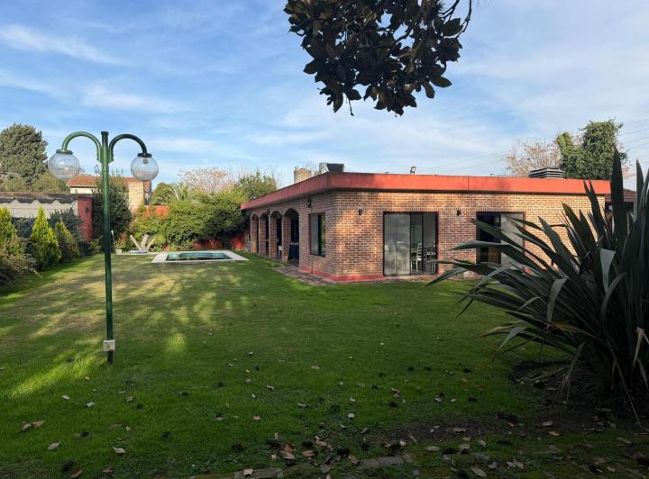 Casa · 340m² · 5 Ambientes · 1 Cochera
