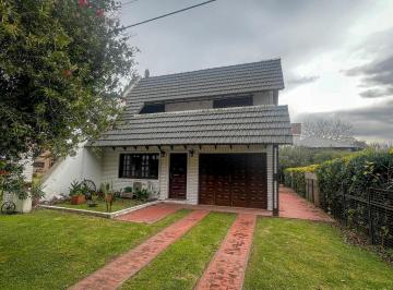 Casa · 128m² · 4 Ambientes · 1 Cochera · Casa en Pueblo Esther
