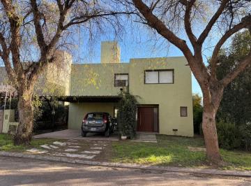 Casa · 200m² · 3 Dormitorios · 2 Cocheras · Casa en Alquiler en La Estanzuela