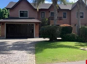 Casa · 265m² · 5 Ambientes · Propiedad Estilo Tradicional en Venta y Alquiler en El Corazon de La Deseada