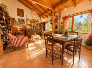 Casa · 675m² · 4 Ambientes · 1 Cochera · Casa en El Hoyo