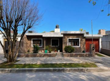 Casa · 166m² · 3 Dormitorios · 1 Cochera · Venta de Casa 3 Dorm. Parque y Pileta Barrio Los Boulevares