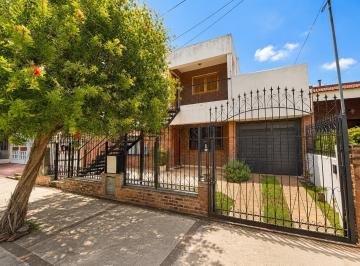 Casa · 250m² · 7 Ambientes · 1 Cochera · Casa 4 Dorm. con Patio en Poeta Lugones - Venta