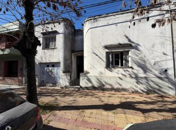 Casa · 160m² · 4 Ambientes · 1 Cochera · Casa Antigua con Amplio Terreno