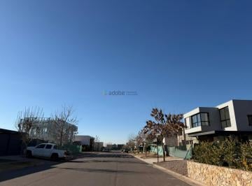 Casa · 225m² · 3 Dormitorios · 2 Cocheras · Casa en B° Estancia Bulnes