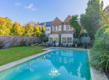 Casa · 346m² · 5 Ambientes · Chalet en El Excelente Entorno del Barrio Los Troncos