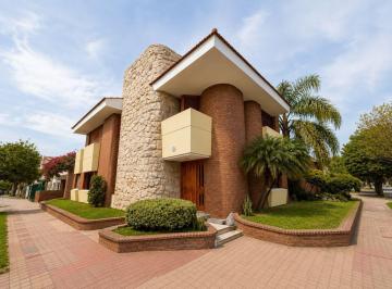 Casa · 675m² · 6 Ambientes · 3 Cocheras · Casa de Alta Categoría 4 Dorm. Patio y Cochera en Ayacucho - Venta