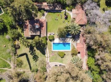 Quinta vacacional · 510m² · 7 Ambientes · 4 Cocheras · Venta de Casa Quinta Sobre Lote de 2.500 m² – La Bota, Benavidez
