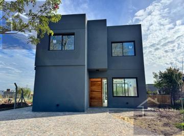 Casa · 200m² · 4 Ambientes · Casa en San Ramon, Pilar del Este.