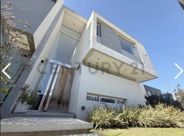 Casa · 260m² · 10 Ambientes · Casa en Venta El Quimilar, City Bell