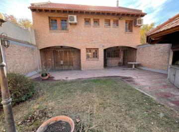 Casa de 5 ambientes, Ciudad de Mendoza · Casa de Categoría en Sexta Sección - Venta