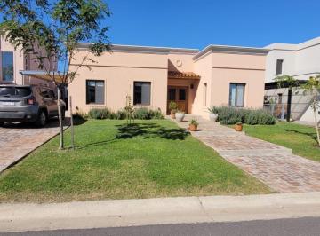 Casa · 549m² · 5 Ambientes · 2 Cocheras · Casa en Santa Ana