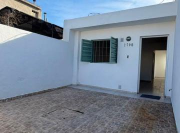 Casa de 3 ambientes, Córdoba · Casa en Alquiler - Dos Dorm. - Entradapara Auto y Patio