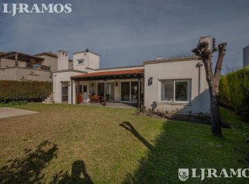 Casa · 170m² · 4 Ambientes · 2 Cocheras · Casa en Una Sola Planta en Venta Y/o Alquiler en Santa Bárbara.
