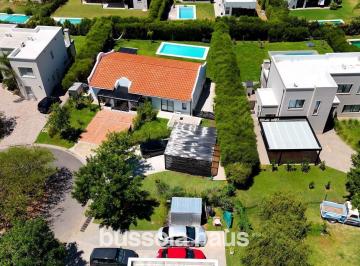 Casa · 140m² · 5 Ambientes · 5 Cocheras · Casa en Venta de 5 Ambientes en Una Planta con Pileta en Cantón Escobar