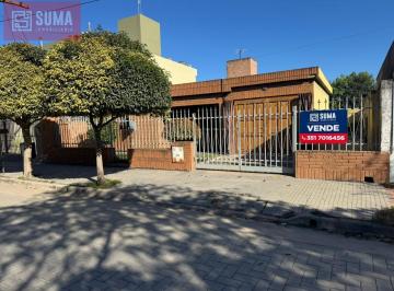 Casa · 120m² · 4 Ambientes · 1 Cochera · Casa con 2 Dorm., Patio Amplio