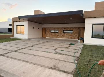 Casa · 95m² · 3 Ambientes · 2 Cocheras · Casa en Alquiler a Estrenar