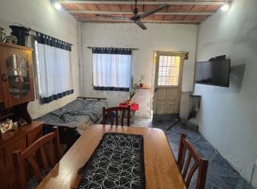 Casa · 433m² · 6 Ambientes · 1 Cochera · Tres Casas, Local y Garaje Sobre Lote de 433 m² Oportunidad